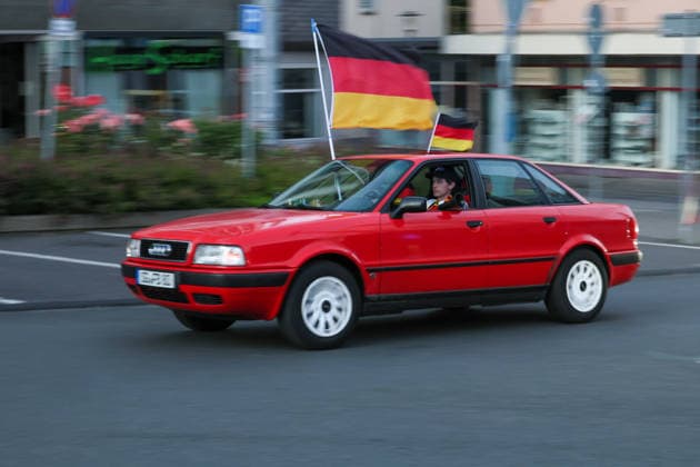 Autokorso nach Sieg der deutschen Nationalmannschaft im ersten Spiel der WM 2026 Nach dem erfolgreichen Einstieg in die Fußballweltmeisterschaft mit einem 7:1 Sieg der Deutschen Nationalmannschaft feierten Fans in vielen Städten mit Autokorsos. In Solingen sperrte die Polizei zeitweise verschiedene Zufahrten in die Innenstadt um den Verkehr der Fußballfans gezielt vom zentralen Busbahnhof fernzuhalten. Solingen *** Motorcade after the German national teams victory in the first match of the 2026 World Cup After the successful start to the World Cup with a 7-1 victory for the German national team, fans in many cities celebrated with motorcades In Solingen, the police temporarily blocked various access routes into the city center to keep