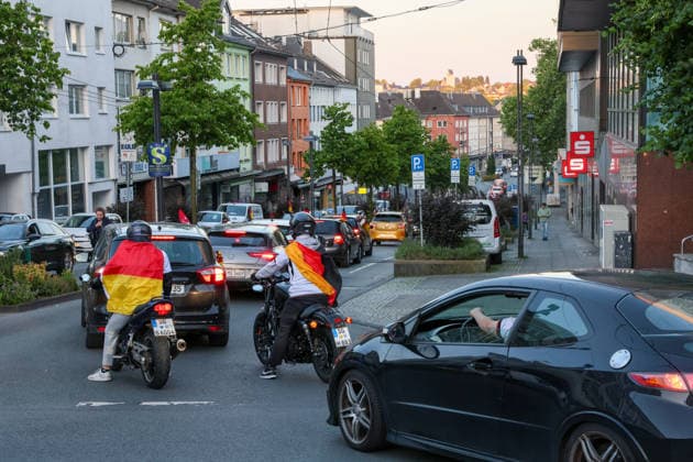 Autokorso nach Sieg der deutschen Nationalmannschaft im ersten Spiel der WM 2026 Nach dem erfolgreichen Einstieg in die Fußballweltmeisterschaft mit einem 7:1 Sieg der Deutschen Nationalmannschaft feierten Fans in vielen Städten mit Autokorsos. In Solingen sperrte die Polizei zeitweise verschiedene Zufahrten in die Innenstadt um den Verkehr der Fußballfans gezielt vom zentralen Busbahnhof fernzuhalten. Solingen *** Motorcade after the German national teams victory in the first match of the 2026 World Cup After the successful start to the World Cup with a 7-1 victory for the German national team, fans in many cities celebrated with motorcades In Solingen, the police temporarily blocked various access routes into the city center to keep