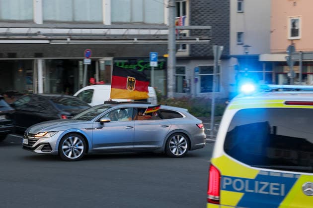 Autokorso nach Sieg der deutschen Nationalmannschaft im ersten Spiel der WM 2026 Nach dem erfolgreichen Einstieg in die Fußballweltmeisterschaft mit einem 7:1 Sieg der Deutschen Nationalmannschaft feierten Fans in vielen Städten mit Autokorsos. In Solingen sperrte die Polizei zeitweise verschiedene Zufahrten in die Innenstadt um den Verkehr der Fußballfans gezielt vom zentralen Busbahnhof fernzuhalten. Solingen *** Motorcade after the German national teams victory in the first match of the 2026 World Cup After the successful start to the World Cup with a 7-1 victory for the German national team, fans in many cities celebrated with motorcades In Solingen, the police temporarily blocked various access routes into the city center to keep