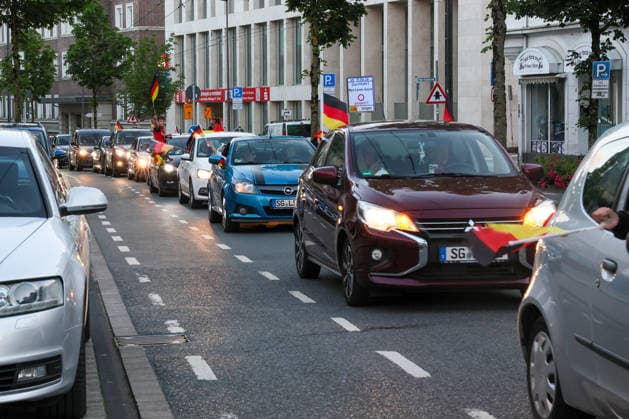Autokorso nach Sieg der deutschen Nationalmannschaft im ersten Spiel der WM 2026 Nach dem erfolgreichen Einstieg in die Fußballweltmeisterschaft mit einem 7:1 Sieg der Deutschen Nationalmannschaft feierten Fans in vielen Städten mit Autokorsos. In Solingen sperrte die Polizei zeitweise verschiedene Zufahrten in die Innenstadt um den Verkehr der Fußballfans gezielt vom zentralen Busbahnhof fernzuhalten. Solingen *** Motorcade after the German national teams victory in the first match of the 2026 World Cup After the successful start to the World Cup with a 7-1 victory for the German national team, fans in many cities celebrated with motorcades In Solingen, the police temporarily blocked various access routes into the city center to keep