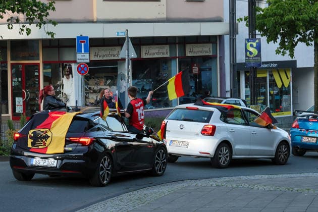 Autokorso nach Sieg der deutschen Nationalmannschaft im ersten Spiel der WM 2026 Nach dem erfolgreichen Einstieg in die Fußballweltmeisterschaft mit einem 7:1 Sieg der Deutschen Nationalmannschaft feierten Fans in vielen Städten mit Autokorsos. In Solingen sperrte die Polizei zeitweise verschiedene Zufahrten in die Innenstadt um den Verkehr der Fußballfans gezielt vom zentralen Busbahnhof fernzuhalten. Solingen *** Motorcade after the German national teams victory in the first match of the 2026 World Cup After the successful start to the World Cup with a 7-1 victory for the German national team, fans in many cities celebrated with motorcades In Solingen, the police temporarily blocked various access routes into the city center to keep