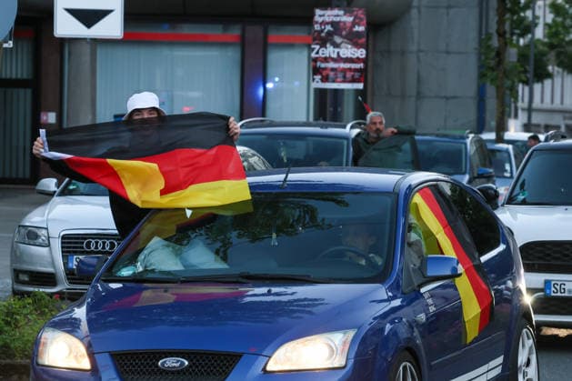 Autokorso nach Sieg der deutschen Nationalmannschaft im ersten Spiel der WM 2026 Nach dem erfolgreichen Einstieg in die Fußballweltmeisterschaft mit einem 7:1 Sieg der Deutschen Nationalmannschaft feierten Fans in vielen Städten mit Autokorsos. In Solingen sperrte die Polizei zeitweise verschiedene Zufahrten in die Innenstadt um den Verkehr der Fußballfans gezielt vom zentralen Busbahnhof fernzuhalten. Solingen *** Motorcade after the German national teams victory in the first match of the 2026 World Cup After the successful start to the World Cup with a 7-1 victory for the German national team, fans in many cities celebrated with motorcades In Solingen, the police temporarily blocked various access routes into the city center to keep