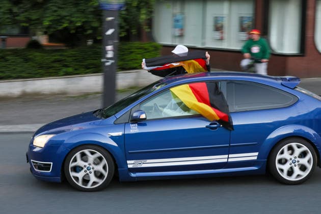 Autokorso nach Sieg der deutschen Nationalmannschaft im ersten Spiel der WM 2026 Nach dem erfolgreichen Einstieg in die Fußballweltmeisterschaft mit einem 7:1 Sieg der Deutschen Nationalmannschaft feierten Fans in vielen Städten mit Autokorsos. In Solingen sperrte die Polizei zeitweise verschiedene Zufahrten in die Innenstadt um den Verkehr der Fußballfans gezielt vom zentralen Busbahnhof fernzuhalten. Solingen *** Motorcade after the German national teams victory in the first match of the 2026 World Cup After the successful start to the World Cup with a 7-1 victory for the German national team, fans in many cities celebrated with motorcades In Solingen, the police temporarily blocked various access routes into the city center to keep