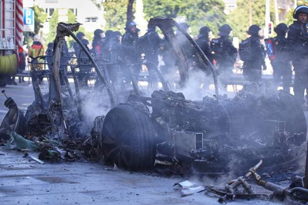 Genf, Schweiz, 14.06.2026: Anti-G7-Protest: Demonstranten protestieren gegen den G7-Gipfel 2026, der im benachbarten Évian-les-Bains, Frankreich, stattfindet. Ein abgebranntes Auto. *** Geneva, Switzerland, 14 06 2026 Anti G7 protest Demonstrators protest against the 2026 G7 summit taking place in neighboring Évian les Bains, France A burned car Copyright: xdtsxNachrichtenagenturx dts_122937
