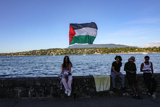 June 14, 2026, Geneva, Switzerland, European Union: A young female protester holds a Palestinian flag along Lake Geneva during a protest in Geneva ahead of the G7 summit in Evian-les-Bains. Geneva European Union - ZUMAo116 20260614_znp_o116_018 Copyright: xBiancaxOterox