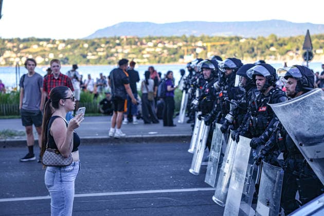 June 14, 2026, Geneva, Switzerland, European Union: A young woman asks police officers to let her pass through a cordon to go home during demonstrations in Geneva ahead of the G7 summit, which begins tomorrow in Evian-les-Bains. The protest disrupted traffic and movement throughout the city and toward Evian-les-Bains. Geneva European Union  - ZUMAo116 20260614_znp_o116_025 Copyright: xBiancaxOterox