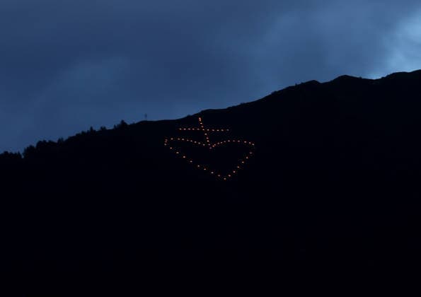 Ein Sommertag in Dorf Tirol, Tirolo, oberhalb der Kurstadt Meran,hier der Blick auf das Herz-Jesu-Feuer, Bergfeuer, Tradition, Herz Jesu Feuer, hier ein Kreuz oberhalb von Schenna unter dem Ifinger, Meraner Land, Burggrafenamt, Südtirol, Alto Adige *** A summers day in Dorf Tirol, Tirolo, above the spa town of Meran, here the view of the Herz Jesu fire, mountain fire, tradition, Herz Jesu fire, here a cross above Schenna under the Ifinger, Meraner Land, Burggrafenamt, South Tyrol, Alto Adige