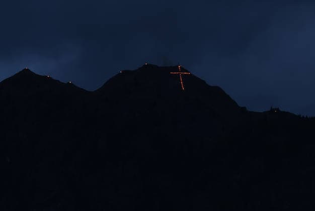 Ein Sommertag in Dorf Tirol, Tirolo, oberhalb der Kurstadt Meran,hier der Blick auf das Herz-Jesu-Feuer, Bergfeuer, Tradition, Herz Jesu Feuer, hier ein Kreuz am Pfitschkopf, Meraner Land, Burggrafenamt, Südtirol, Alto Adige *** A summers day in Dorf Tirol, Tirolo, above the spa town of Meran, here the view of the Herz Jesu fire, mountain fire, tradition, Herz Jesu fire, here a cross on the Pfitschkopf, Meraner Land, Burggrafenamt, South Tyrol, Alto Adige