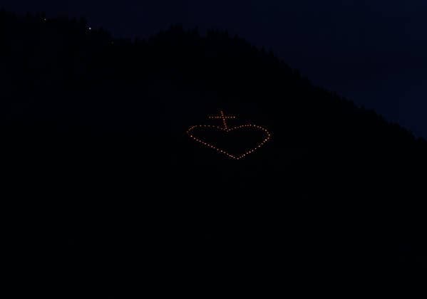 Ein Sommertag in Dorf Tirol, Tirolo, oberhalb der Kurstadt Meran,hier der Blick auf das Herz-Jesu-Feuer, Bergfeuer, Tradition, Herz Jesu Feuer, hier ein Herz mit Kreuz nähe des Mutkopf, Meraner Land, Burggrafenamt, Südtirol, Alto Adige *** A summer day in Dorf Tirol, Tirolo, above the spa town of Meran, here the view of the Herz Jesu fire, mountain fire, tradition, Herz Jesu fire, here a heart with cross near the Mutkopf, Meraner Land, Burggrafenamt, South Tyrol, Alto Adige
