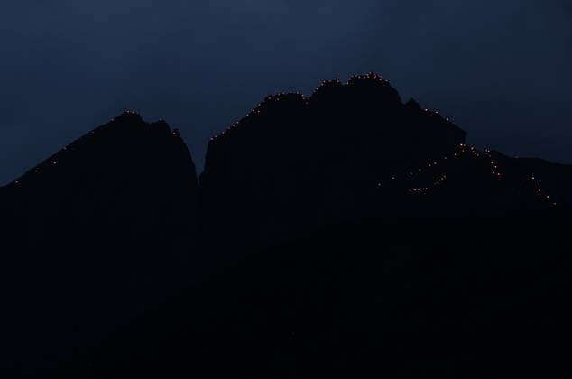 Ein Sommertag in Dorf Tirol, Tirolo, oberhalb der Kurstadt Meran,hier der Blick auf das Herz-Jesu-Feuer, Bergfeuer, Tradition, Herz Jesu Feuer, hier der Ifinger hoch über Schenna, Meraner Land, Burggrafenamt, Südtirol, Alto Adige *** A summers day in Dorf Tirol, Tirolo, above the spa town of Meran, here the view of the Herz Jesu fire, mountain fire, tradition, Herz Jesu fire, here the Ifinger high above Schenna, Meraner Land, Burggrafenamt, South Tyrol, Alto Adige