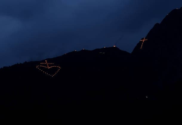 Ein Sommertag in Dorf Tirol, Tirolo, oberhalb der Kurstadt Meran,hier der Blick auf das Herz-Jesu-Feuer, Bergfeuer, Tradition, Herz Jesu Feuer, hier unterhalb des Ifinger bei Schenna, mit einem Herz und Kreuz, Meraner Land, Burggrafenamt, Südtirol, Alto Adige *** A summers day in Dorf Tirol, Tirolo, above the spa town of Meran, here the view of the Herz Jesu Feuer, mountain fire, tradition, Herz Jesu Feuer, here below the Ifinger near Schenna, with a heart and cross, Meraner Land, Burggrafenamt, South Tyrol, Alto Adige