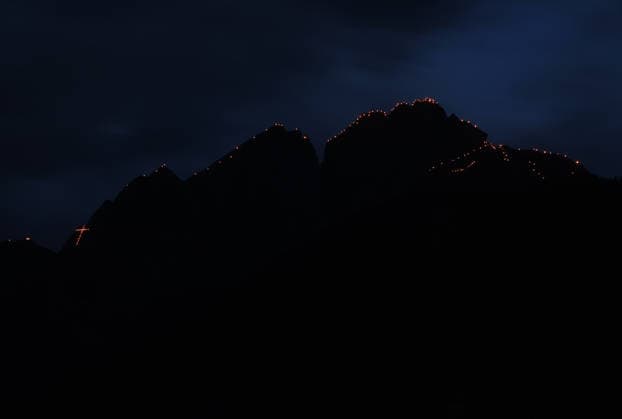 Ein Sommertag in Dorf Tirol, Tirolo, oberhalb der Kurstadt Meran,hier der Blick auf das Herz-Jesu-Feuer, Bergfeuer, Tradition, Herz Jesu Feuer, hier der Ifinger hoch über Schenna, Meraner Land, Burggrafenamt, Südtirol, Alto Adige *** A summers day in Dorf Tirol, Tirolo, above the spa town of Meran, here the view of the Herz Jesu fire, mountain fire, tradition, Herz Jesu fire, here the Ifinger high above Schenna, Meraner Land, Burggrafenamt, South Tyrol, Alto Adige