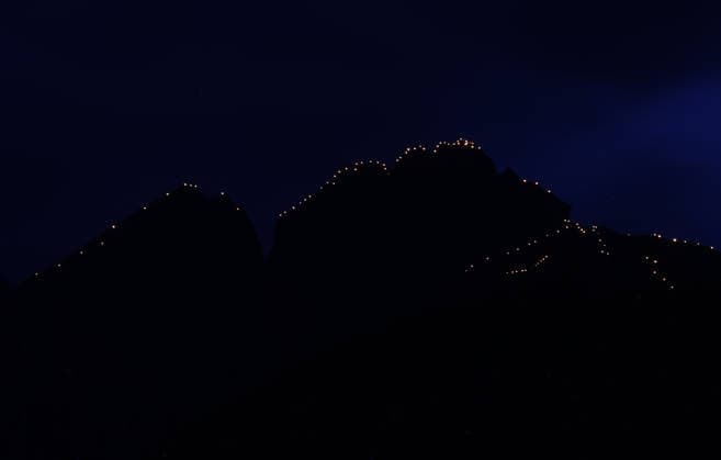 Ein Sommertag in Dorf Tirol, Tirolo, oberhalb der Kurstadt Meran,hier der Blick auf das Herz-Jesu-Feuer, Bergfeuer, Tradition, Herz Jesu Feuer, hier der Ifinger hoch über Schenna, Meraner Land, Burggrafenamt, Südtirol, Alto Adige *** A summers day in Dorf Tirol, Tirolo, above the spa town of Meran, here the view of the Herz Jesu fire, mountain fire, tradition, Herz Jesu fire, here the Ifinger high above Schenna, Meraner Land, Burggrafenamt, South Tyrol, Alto Adige
