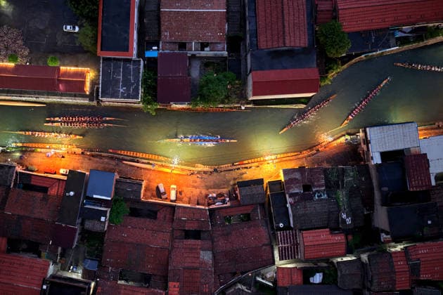 News Bilder des Tages #2 Sanxi Night Loong Boat FUZHOU, CHINA - JUNE 14, 2026 - Contestants paddled on the surface of a stream in a Loong Boat, Sanxi Village, Changle District, Fuzhou City, Fujian Province, China on the evening of June 14, 2026. Fuzhou Fujian China  Copyright: xCFOTOx i1781478877809
