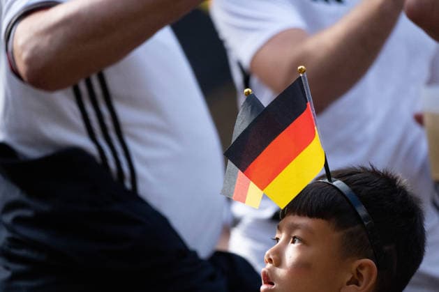 June 14, 2026, Frankfurt, Hesse, Germany: A fan watches the live broadcast of the FIFA World Cup match between Germany and Curacao in Frankfurt am Main, Germany. Frankfurt Germany - ZUMAb332 20260614_zip_b332_001 Copyright: xMatiasxBasualdox