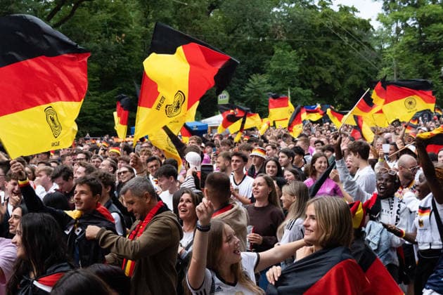 June 14, 2026, Frankfurt, Hesse, Germany: Fans celebrate Germany s first goal during the live broadcast of the FIFA World Cup match between Germany and Curacao in Frankfurt am Main, Germany. Frankfurt Germany  - ZUMAb332 20260614_zip_b332_018 Copyright: xMatiasxBasualdox