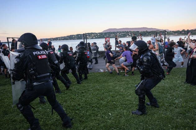 June 14, 2026, Geneva, Switzerland, European Union: Police use force as protesters try to push through a cordon during demonstrations in Geneva ahead of the G7 summit. What was initially expected to be a peaceful protest escalated throughout the day into a face-off between protesters and police. Lake Geneva can be seen in the background. Geneva European Union - ZUMAo116 20260614_znp_o116_035 Copyright: xBiancaxOterox