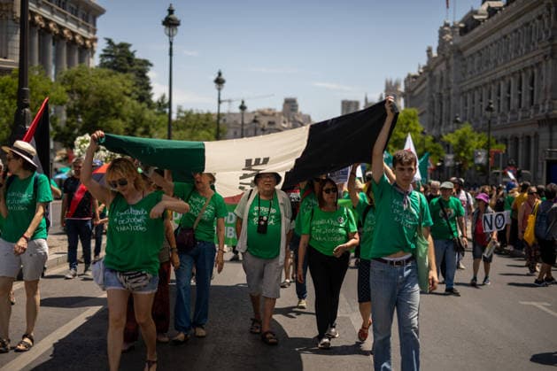 Demonstration in support of public education in Madrid, Spain - 14 Jun 2026 Protesters carry a Palestinian flag during a demonstration. Protesters stage a demonstration in support of public education in Madrid, organized by the trade unions Workers Commissions (CCOO), General Union of Workers (UGT), and the Confederation of Parents Associations, AFAS, and FAMPAS of the Community of Madrid (Confapa). Madrid Spain Copyright: xDavidxCanalesx xSOPAxImagesx DCOTANNO260614-16