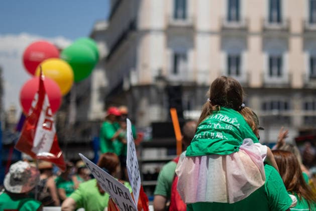 Demonstration in support of public education in Madrid, Spain - 14 Jun 2026 A father carries his daughter on his shoulders during a demonstration. Protesters stage a demonstration in support of public education in Madrid, organized by the trade unions Workers Commissions (CCOO), General Union of Workers (UGT), and the Confederation of Parents Associations, AFAS, and FAMPAS of the Community of Madrid (Confapa). Madrid Spain Copyright: xDavidxCanalesx xSOPAxImagesx DCOTANNO260614-58