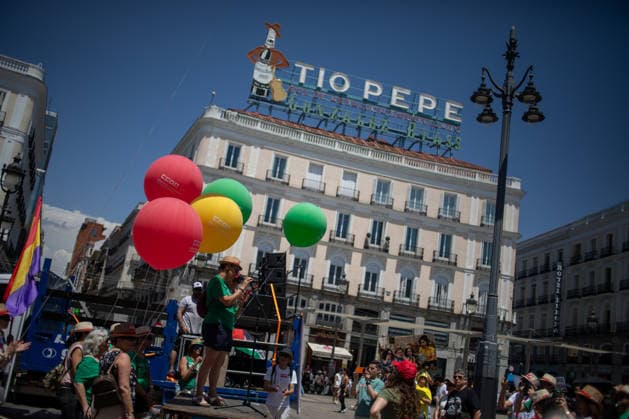 Demonstration in support of public education in Madrid, Spain - 14 Jun 2026 Protesters rally during a demonstration. Protesters stage a demonstration in support of public education in Madrid, organized by the trade unions Workers Commissions (CCOO), General Union of Workers (UGT), and the Confederation of Parents Associations, AFAS, and FAMPAS of the Community of Madrid (Confapa). Madrid Spain Copyright: xDavidxCanalesx xSOPAxImagesx DCOTANNO260614-61