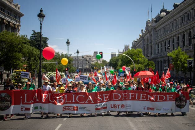 Demonstration in support of public education in Madrid, Spain - 14 Jun 2026 Protesters carry banners expressing their opinion during a demonstration. Protesters stage a demonstration in support of public education in Madrid, organized by the trade unions Workers Commissions (CCOO), General Union of Workers (UGT), and the Confederation of Parents Associations, AFAS, and FAMPAS of the Community of Madrid (Confapa). Madrid Spain Copyright: xDavidxCanalesx xSOPAxImagesx DCOTANNO260614