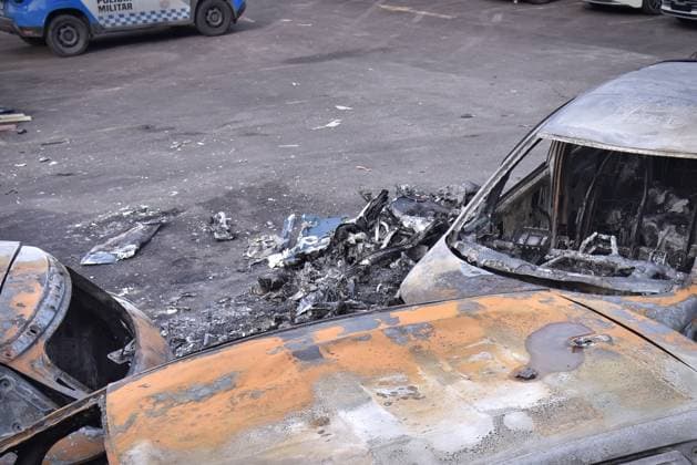 RECORD DATE NOT STATED Collision between helicopters in the river kills six, causes explosions and sets electric cars on fire. Rio de Janeiro (RJ), 06 14 2026 - Collision Helicopters Recreio dos Bandeirantes - A mid-air collision between helicopters kills an American singer, an Argentinian YouTuber, and four others in Recreio dos Bandeirantes, Rio de Janeiro. The aircraft crashed in the yard of an electric vehicle dealership, leading to other small explosions.(Foto: Saulo Angelo Thenews2 imago images) Collision between helicopters in the river kills six, causes explosions and sets electric cars on fire.  Copyright: xSauloxAngelox