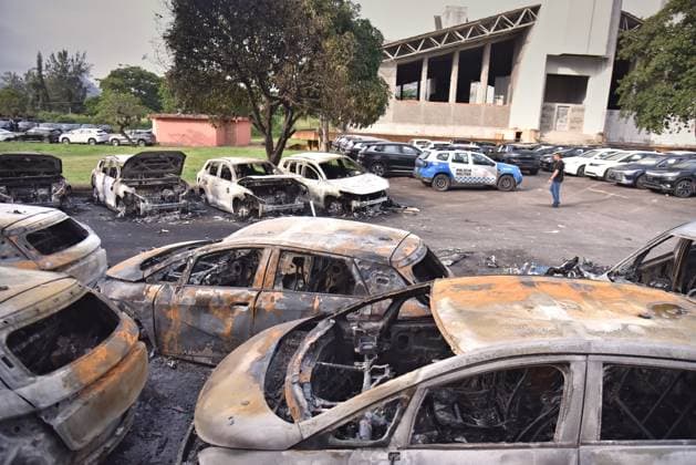 RECORD DATE NOT STATED Collision between helicopters in the river kills six, causes explosions and sets electric cars on fire. Rio de Janeiro (RJ), 06 14 2026 - Collision Helicopters Recreio dos Bandeirantes - A mid-air collision between helicopters kills an American singer, an Argentinian YouTuber, and four others in Recreio dos Bandeirantes, Rio de Janeiro. The aircraft crashed in the yard of an electric vehicle dealership, leading to other small explosions.(Foto: Saulo Angelo Thenews2 imago images) Collision between helicopters in the river kills six, causes explosions and sets electric cars on fire.  Copyright: xSauloxAngelox