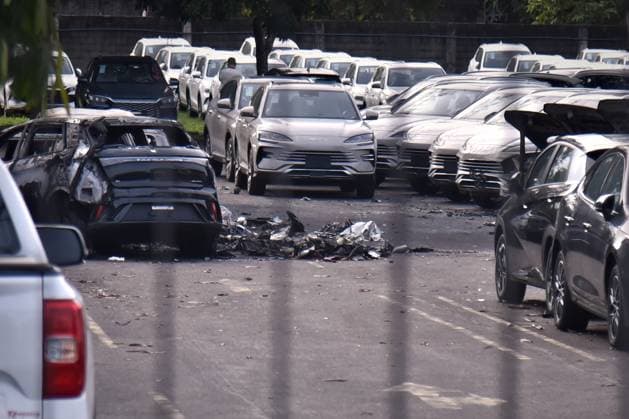 RECORD DATE NOT STATED Collision between helicopters in the river kills six, causes explosions and sets electric cars on fire. Rio de Janeiro (RJ), 06 14 2026 - Collision Helicopters Recreio dos Bandeirantes - A mid-air collision between helicopters kills an American singer, an Argentinian YouTuber, and four others in Recreio dos Bandeirantes, Rio de Janeiro. The aircraft crashed in the yard of an electric vehicle dealership, leading to other small explosions.(Foto: Saulo Angelo Thenews2 imago images) Collision between helicopters in the river kills six, causes explosions and sets electric cars on fire.  Copyright: xSauloxAngelox