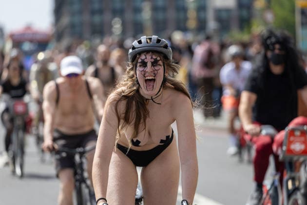 News Bilder des Tages #2 June 14, 2026, London, England, United Kingdom: Naked cyclists ride through Westminster during the annual World Naked Bike Ride, demanding greater respect for cyclists and protesting air pollution. London United Kingdom - ZUMAs262 20260614_zip_s262_031 Copyright: xTayfunxSalcix