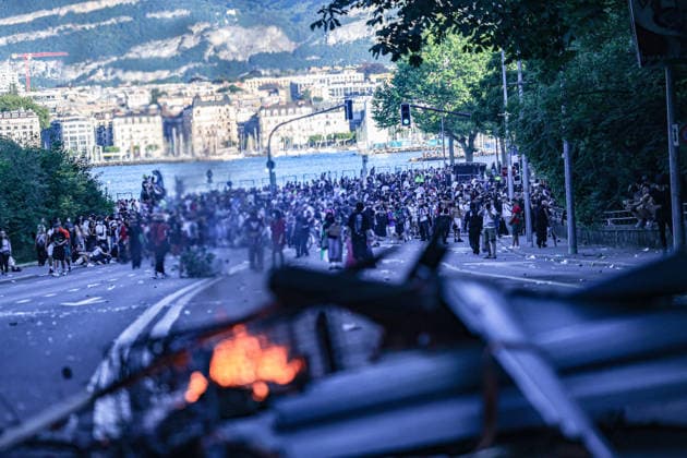 June 14, 2026, Geneva, Switzerland, European Union: A fire burns from various materials, including a shopping cart, in the middle of Quai Wilson along Lake Geneva during demonstrations in Geneva ahead of the G7 summit, which begins tomorrow in Evian-les-Bains. Geneva European Union  - ZUMAo116 20260614_znp_o116_041 Copyright: xBiancaxOterox