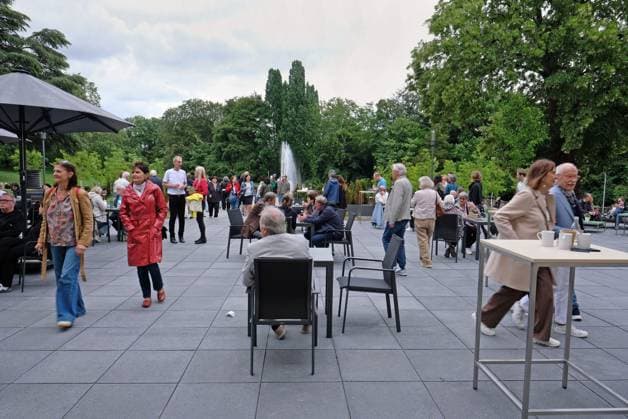Eröffnung Kurhaus. Aachen, 14.06.2026: Eröffnung - Tag der offenen Tür Kurhaus Aachen. Das instandgesetzte und umgebaute Gebäude wurde der breiten Aachener Öffentlichkeit vorgestellt. Kurterrasse zum Park zu. Aachen Monheimsallee NRW Deutschland *** Opening Kurhaus Aachen, 14 06 2026 Opening Open Day Kurhaus Aachen The renovated and converted building was presented to the general public in Aachen Kurterrasse zum Park zu Aachen Monheimsallee NRW Germany