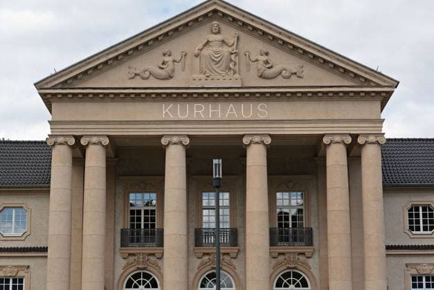 News Bilder des Tages #2 Eröffnung Kurhaus. Aachen, 14.06.2026: Eröffnung - Tag der offenen Tür Kurhaus Aachen. Das instandgesetzte und umgebaute Gebäude wurde der breiten Aachener Öffentlichkeit vorgestellt. Fassade Eingang. Aachen Monheimsallee NRW Deutschland *** Opening Kurhaus Aachen, 14 06 2026 Opening Open Day Kurhaus Aachen The renovated and converted building was presented to the general public in Aachen Facade Entrance Aachen Monheimsallee NRW Germany