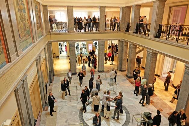 Eröffnung Kurhaus. Aachen, 14.06.2026: Eröffnung - Tag der offenen Tür Kurhaus Aachen. Das instandgesetzte und umgebaute Gebäude wurde der breiten Aachener Öffentlichkeit vorgestellt. Zentraler Raum mit Besuchern. Aachen Monheimsallee NRW Deutschland *** Opening Kurhaus Aachen, 14 06 2026 Opening Open Day Kurhaus Aachen The renovated and converted building was presented to the general public in Aachen Central room with visitors Aachen Monheimsallee NRW Germany
