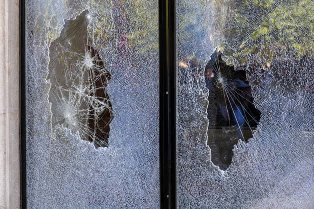 Reportage - G7 Summit Protests Leman Bank s window smashed by protesters during NO G7 protest. Geneve, Switzerland, 14 06 2026. during G7 Summit Protests, Reportage in Geneve, Switzerland, June 14 2026 Geneve City center Switzerland Copyright: xLeonardoxGaravagliax xLiveMediax LPN_2523633