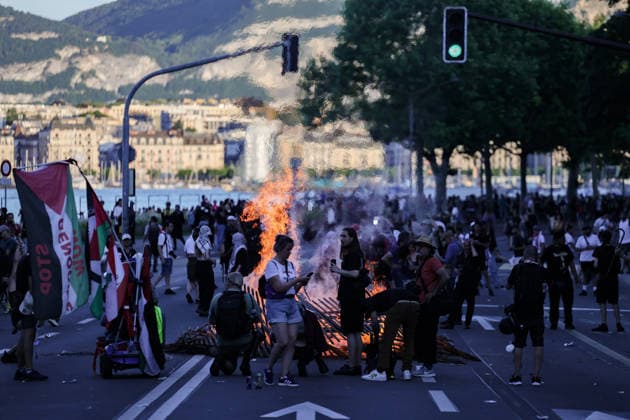 June 14, 2026, Geneva, Switzerland, European Union: A fire burns on Quai Wilson with the view of Geneva Lake and south Geneva seen in background during demonstrations in Geneva ahead of the G7 summit, which begins tomorrow in Evian-les-Bains. Geneva European Union  - ZUMAo116 20260614_znp_o116_064 Copyright: xBiancaxOterox