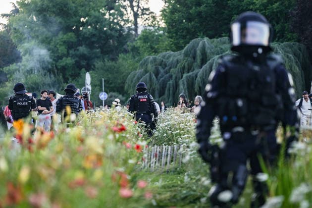 June 14, 2026, Geneva, Switzerland, European Union: Police officers in riot gear stand in a flower patch during demonstrations in Geneva ahead of the G7 summit, which begins tomorrow in Evian-les-Bains. Geneva European Union  - ZUMAo116 20260614_znp_o116_070 Copyright: xBiancaxOterox