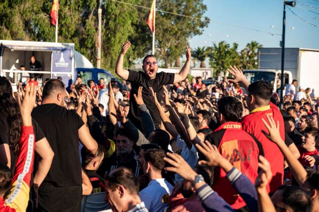 Turkish Fans Gather for the Match Turkish fans react as they watch the FIFA World Cup Group D match between Turkey and Australia on a giant screen in a seaside park in the Konak district of Izmir, Turkey, on June 14, 2026. This marks Turkey s first appearance in the FIFA World Cup finals since the 2002 tournament. Turkey finished third at the 2002 FIFA World Cup. Izmir Izmir Turkey Copyright: xMuratxKocabasx
