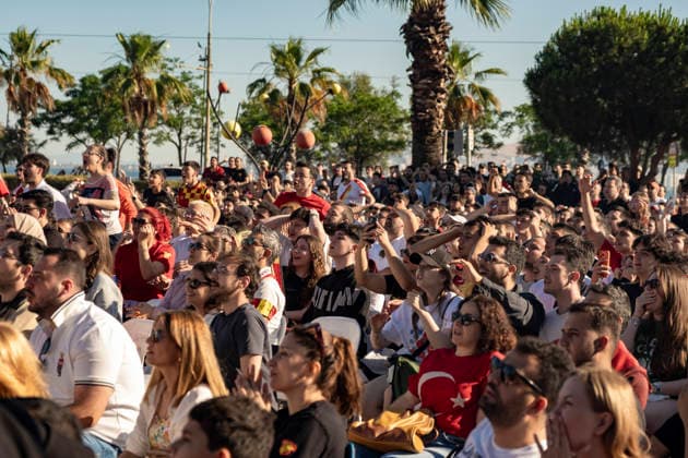 Turkish Fans Gather for the Match Turkish fans react as they watch the FIFA World Cup Group D match between Turkey and Australia on a giant screen in a seaside park in the Konak district of Izmir, Turkey, on June 14, 2026. This marks Turkey s first appearance in the FIFA World Cup finals since the 2002 tournament. Turkey finished third at the 2002 FIFA World Cup. Izmir Izmir Turkey Copyright: xMuratxKocabasx