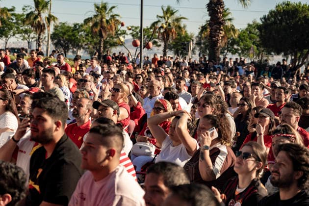 Turkish Fans Gather for the Match Turkish fans watch the FIFA World Cup Group D match between Turkey and Australia on a giant screen set up in a seaside park in the Konak district of Izmir, Turkey, on June 14, 2026. This marks Turkey s first appearance in the FIFA World Cup finals since the 2002 tournament. Turkey finished third at the 2002 FIFA World Cup. Izmir Izmir Turkey Copyright: xMuratxKocabasx