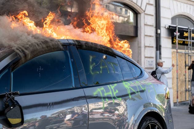 June 14, 2026, Geneva, Canton Of Geneva, Switzerland: Thousands of people took part in the NOG7 demonstration held in Geneva on 14 June. During the protest, shop windows were smashed and a car was set alight, and demonstrators clashed repeatedly with the police. The march, which set off from the lakeside, then made its way through the city centre, passing in front of the UNHCR headquarters, where clashes broke out. Geneva Switzerland - ZUMAs377 20260614_znp_s377_033 Copyright: xPietroxStariccox