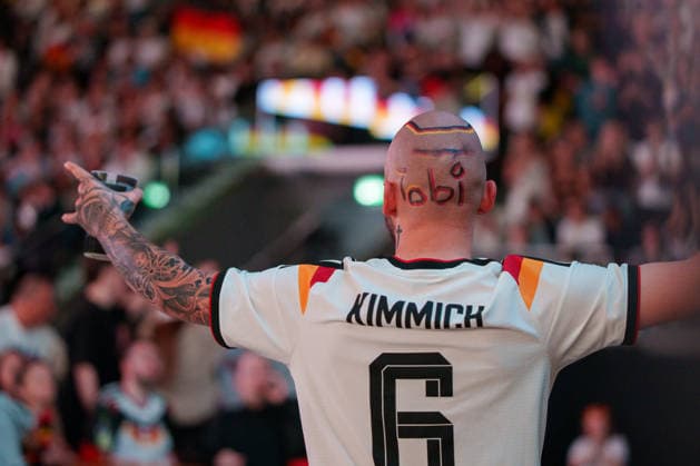 News Bilder des Tages #2 Germany Victory Celebrations Disrupt Traffic in Kassel Germany - Kassel, 14.06.2026 Man in Kimmick jersey celebrates goal as Germany supporters celebrate following Germany s 7-1 victory over Curacao in a FIFA World Cup 2026 Group E match. Large crowds gathered near the Auestadion and the Probonio Arena public viewing site, blocking traffic, climbing onto vehicles and waving German flags during spontaneous post-match celebrations. Police later secured the area. Hesse