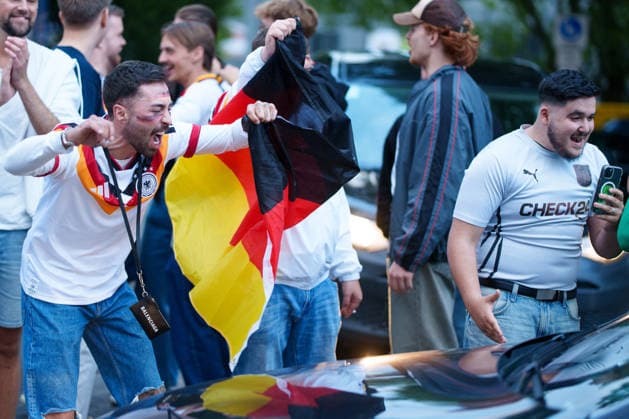 Germany Victory Celebrations Disrupt Traffic in Kassel Germany - Kassel, 14.06.2026 Germany supporters celebrate following Germany s 7-1 victory over Curacao in a FIFA World Cup 2026 Group E match. Large crowds gathered near the Auestadion and the Probonio Arena public viewing site, blocking traffic, climbing onto vehicles and waving German flags during spontaneous post-match celebrations. Police later secured the area. Hesse