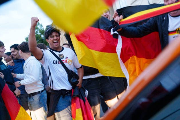 Germany Victory Celebrations Disrupt Traffic in Kassel Germany - Kassel, 14.06.2026 Germany supporters celebrate following Germany s 7-1 victory over Curacao in a FIFA World Cup 2026 Group E match. Large crowds gathered near the Auestadion and the Probonio Arena public viewing site, blocking traffic, climbing onto vehicles and waving German flags during spontaneous post-match celebrations. Police later secured the area. Hesse