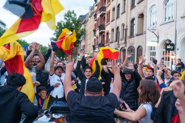 Germany Victory Celebrations Disrupt Traffic in Kassel Germany - Kassel, 14.06.2026 Germany supporters celebrate following Germany s 7-1 victory over Curacao in a FIFA World Cup 2026 Group E match. Large crowds gathered near the Auestadion and the Probonio Arena public viewing site, blocking traffic, climbing onto vehicles and waving German flags during spontaneous post-match celebrations. Police later secured the area. Hesse
