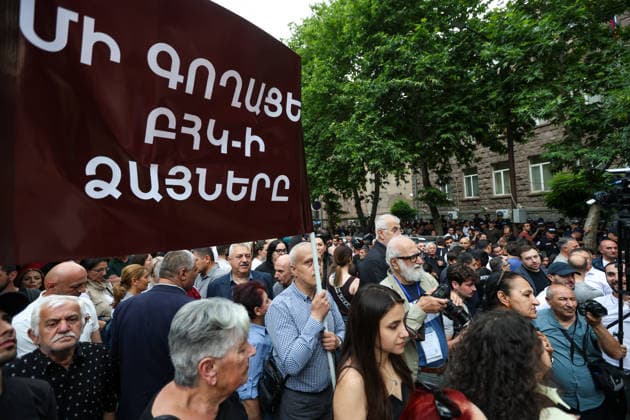 Armenian Protest Against Elections Results in Yerevan - 14 Jun 2026 Protesters hold a banner saying Don’t steal the votes during a protest. Armenia’s Central Election Commission (CEC) has certified the results of the June 7 parliamentary elections, confirming that Prime Minister Nikol Pashinyan’s Civil Contract party secured 49.74% of the vote, enough to form a government independently without coalition partners. The Prosperous Armenia party, led by billionaire Gagik Tsarukyan, narrowly failed to clear the 4% parliamentary threshold and called on its supporters to gather outside the CEC building in protest. Opposition, rejecting the outcome as illegitimate, addressed crowds demanding a rerun of the vote. Yerevan Armenia Copyright: xYanxKhachkox xSOPAxImagesx KHA_0292