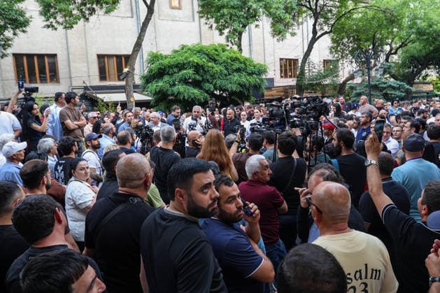 Armenian Protest Against Elections Results in Yerevan - 14 Jun 2026 Crowd of protestors gather outside the Central Election Commission during the rally. Armenia’s Central Election Commission (CEC) has certified the results of the June 7 parliamentary elections, confirming that Prime Minister Nikol Pashinyan’s Civil Contract party secured 49.74% of the vote, enough to form a government independently without coalition partners. The Prosperous Armenia party, led by billionaire Gagik Tsarukyan, narrowly failed to clear the 4% parliamentary threshold and called on its supporters to gather outside the CEC building in protest. Opposition, rejecting the outcome as illegitimate, addressed crowds demanding a rerun of the vote. Yerevan Armenia Copyright: xYanxKhachkox xSOPAxImagesx KHA_0024