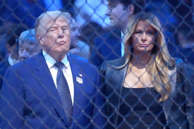 News Bilder des Tages #2 US President Donald Trump (L) and his wife Melania Trump attend the mixed martial arts fight at the White House in Washington, D.C, 14 June 2026. Trump built a temporary arena on the White House lawn to celebrate his birthday with a UFC fight night, making the event unprecedented both in the history of the sport and at the presidential residence. UFC en la Casa Blanca: Trump celebra su cumpleanos con una velada inédita !ACHTUNG: NUR REDAKTIONELLE NUTZUNG!  Copyright: xOctavioxGuzmánx AME1311 20260615-55020597883_1