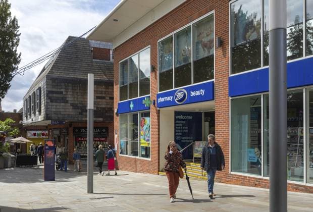 Geschäfte und Käufer im Einkaufszentrum Lion Walk in der Stadt Colchester, Essex, England, Großbritannien Shops and shoppers in Lion Walk shopping centre in town of Colchester, Essex, England, UK Copyright: imageBROKER IanxMurray iblimu18074202.jpg