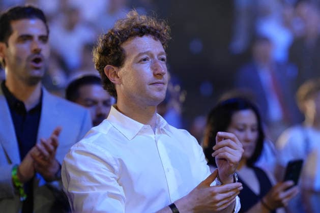 News Bilder des Tages #2 Meta s CEO, Mark Zuckerberg, attends the mixed martial arts fight at the White House in Washington, D.C, 14 June 2026. Trump built a temporary arena on the White House lawn to celebrate his birthday with a UFC fight night, making the event unprecedented both in the history of the sport and at the presidential residence. UFC en la Casa Blanca: Trump celebra su cumpleanos con una velada inédita !ACHTUNG: NUR REDAKTIONELLE NUTZUNG!  Copyright: xOctavioxGuzmánx AME1320 20260615-55020598132_1