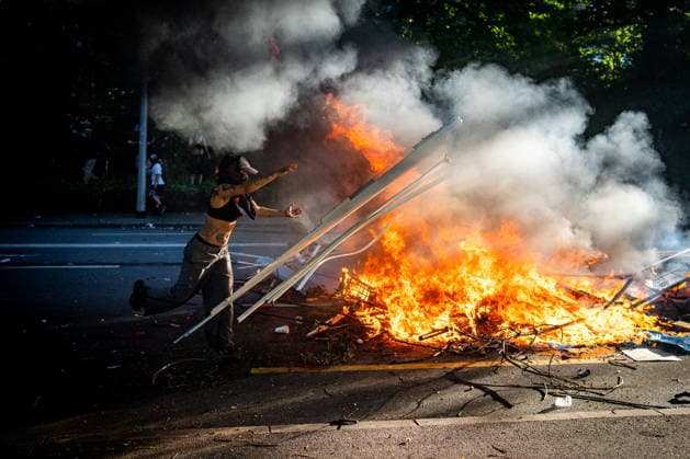 Demonstration against the G7 summit in Geneva on June 14, 2026 Nicolas Liponne MAXPPP Geneve 14 06 2026 Black Bloc protesters set barricades on fire during clashes with police at the international demonstration against fascism, capitalism, and imperialism, part of the mobilization against the G7 summit, qui aura lieu à Évian du 15 au 17 juin, à Genève le 14 juin 2026 Black Bloc protesters set barricades on fire during clashes with police at the international demonstration against fascism, capitalism, and imperialism, held as part of the mobilization for the G7 counter summit, which will take place in Évian from June 15 to 17, in Geneva on June 14, 2026 Geneve Geneve SUISSE  Copyright: xMAXPPPxNicolasxLiponnex NLP202606152355 NLP202606152355
